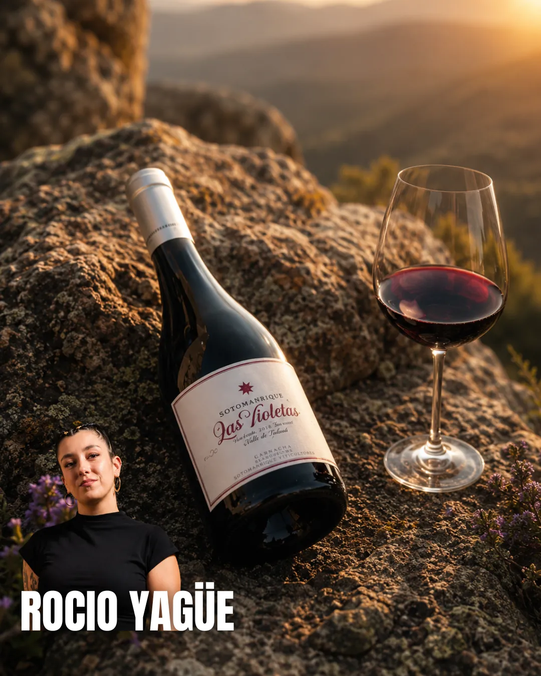 Botella de Sotomanrique Las Violetas sobre una roca al atardecer junto al retrato de la sumiller Rocío Yagüe
